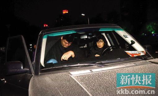 ■元旦假期,姚明到现场观看CBA联赛第25轮上海大鲨鱼对战天津荣钢的比赛。赛后,叶莉开车来接,2.26米的姚明艰难钻入轿车。