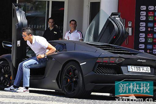F1车手考驾照惊呆考官 罗伊斯无证被罚了380