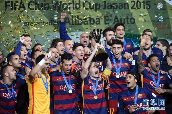 12月20日,巴塞罗那队球员在颁奖仪式上庆祝