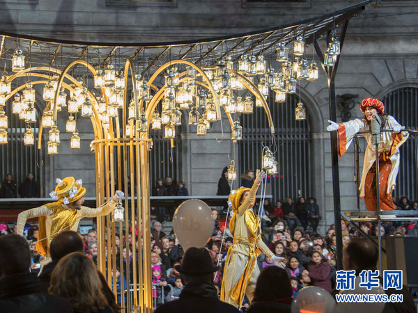 巴塞罗那２０１６年“三王节”彩车游行。新华网发（贺耀龙摄）