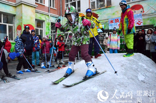 哈尔滨体育学院滑雪项目走进小学校园 圆了大