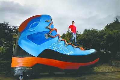 摆放在洛驰公司门口的大型鞋模