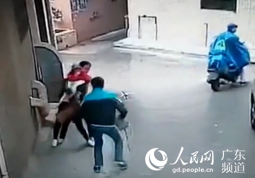 女孩遭两犯罪嫌疑人抢劫,另一嫌疑人骑车接应。视频监控截图