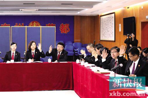 ■听证会的审委会成员在表决。    通讯员    罗伟雄/摄