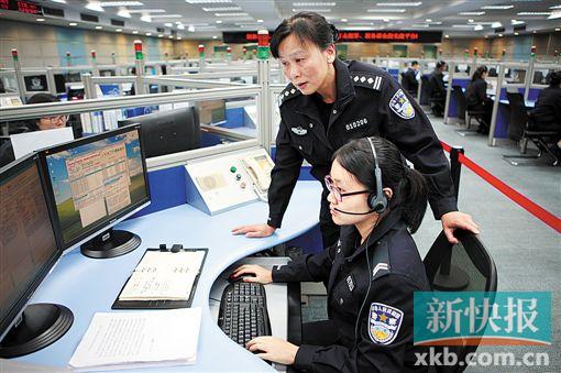 ■2015年11月,广州市公安局指挥中心指挥处一级警长杨蕴华在110社会联动中心检查工作。