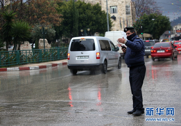 1月3日,纳布卢斯,执勤的交通警察。新华网发(埃曼·纳巴尼摄)
