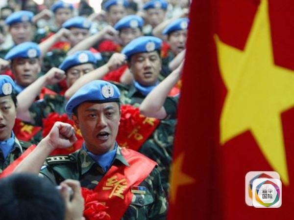 　　蓝色贝雷帽下坚毅的中国面庞，强壮的臂膀衬着“地球与橄榄枝”臂章……