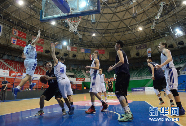 清华附中男篮球员在比赛中。新华网发(米绍·利沙宁摄)