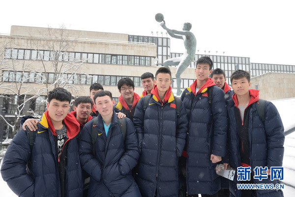 清华附中男篮队员在彼得罗维奇获得雕像前留影。新华网发（米绍·利沙宁摄）