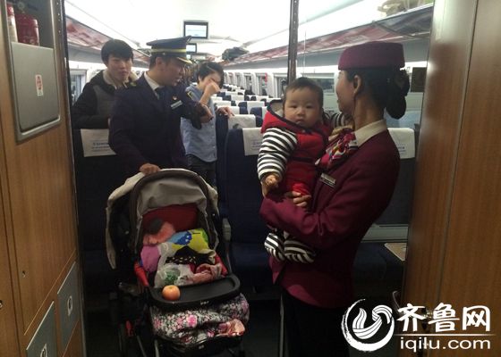 李金车长和乘务员一起帮两位年轻妈妈把孩子和行李带到餐车。