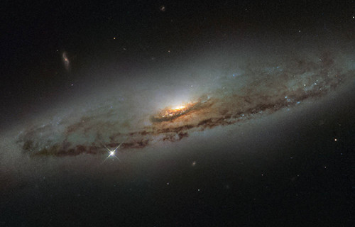 哈勃望远镜拍摄螺旋星系:明亮中心暗藏超级黑