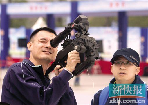 ■市民排长队,只为摸枪过瘾,图为会转弯的枪。