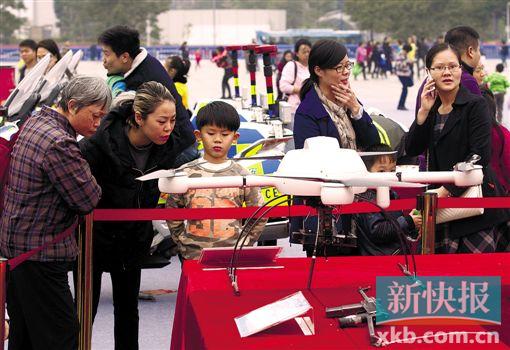 ■警方的无人机装备吸引了市民兴趣。