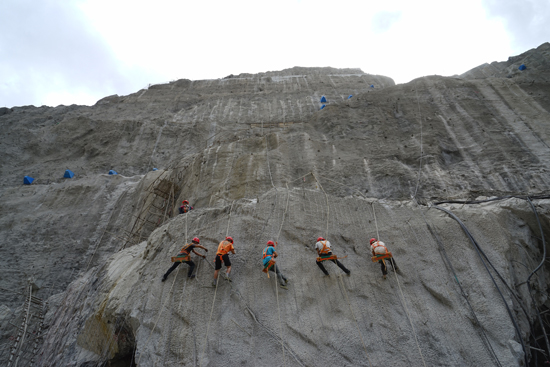 蜘蛛人:悬崖上的舞者|乌东德|水电站