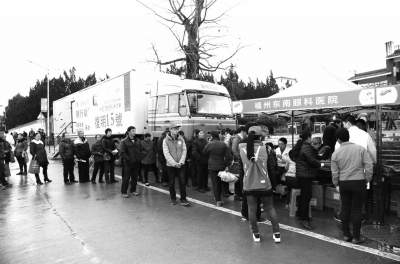 眼科义诊医疗深受当地群众欢迎。