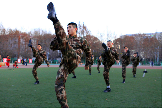 进行军事体能训练。张朝宪 摄