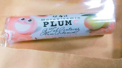掺有K他命毒品的梅锭,包装和市售的糖锭相似,口味也差不多。图片来源:台湾《联合报》记者苏郁涵/翻摄