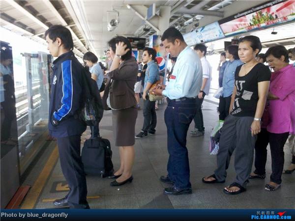 图为乘客在曼谷城铁站排队候车。