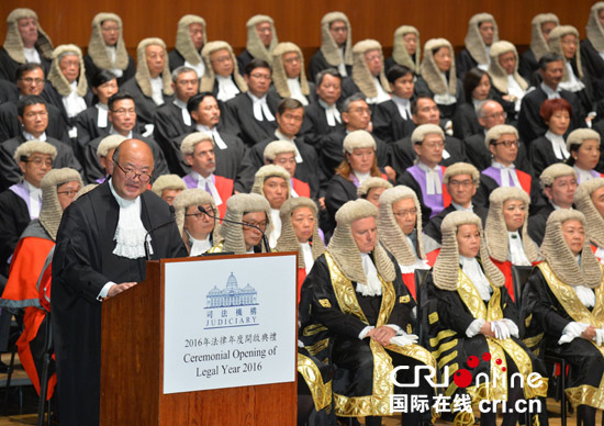 终审法院首席大法官马道立向来参会的千余名香港法律从业人士发表演讲