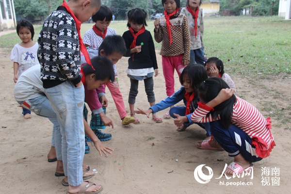 小小的玻璃弹珠就能让他们十分开心