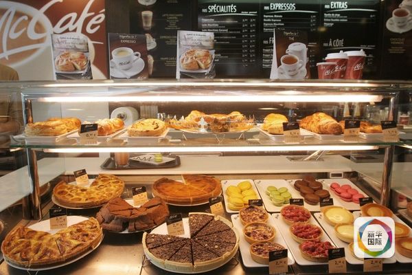 巴黎意大利广场的麦当劳点心店。(图片来源:新华/西霸)