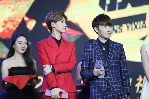 汪苏泷徐良连获四项大奖 精彩表演惹粉丝尖叫