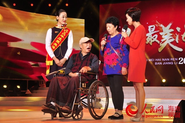 牛大爷及其老伴（左二、左三）为樊雪松颁奖