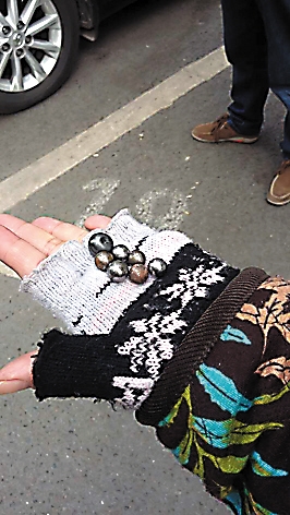 收费员展示他们收集到得钢珠。