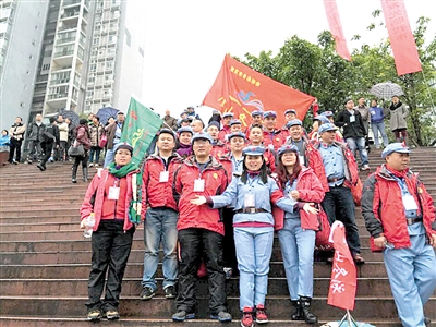 璧山冬泳俱乐部成员参加赤水河抢渡赛合影