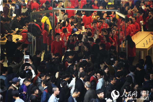 员工夹道欢迎顾客进店。沈宇波 摄