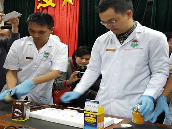　　图为越南国家食品安全检验中心人员在对鱼油样品进行检验。