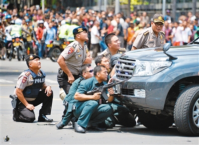 在爆炸袭击现场,警察追捕嫌疑人.