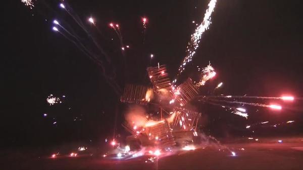 英国发明家科林·弗斯(Colin Furze)用1420只烟花制作的巨大风车(网页截图)