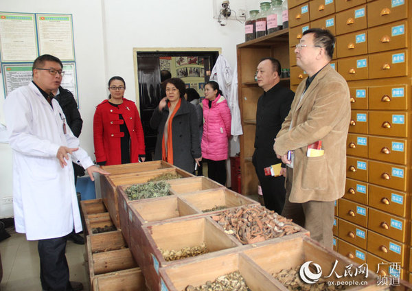 考察组到金秀瑶医医院调研