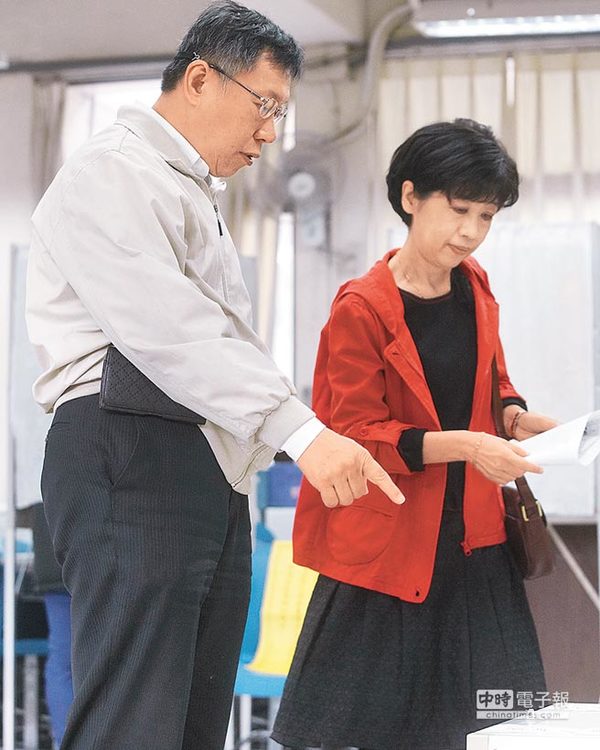 台北市长柯文哲（左）昨偕夫人陈佩琪（右）一早前往投票所投票，柯文哲受访时表示，周子瑜事件催票效果比军宅还大。（杜宜谙摄）图片来源：台湾《中时电子报》