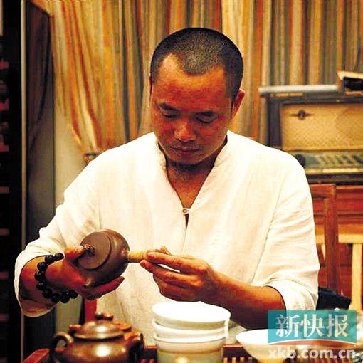 李小明    知名陶艺家。他所设计的“一把手”壶2015年荣获国家知识产权专利。