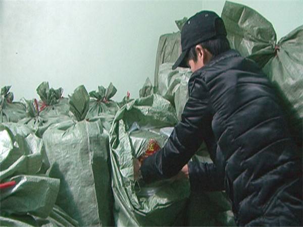 图为警方在检查查获的1.5吨走私烟花爆竹。