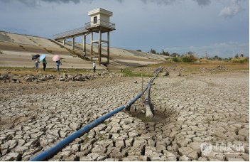 昌江容量208万立方米的"打显水库"已干涸,无水可抽
