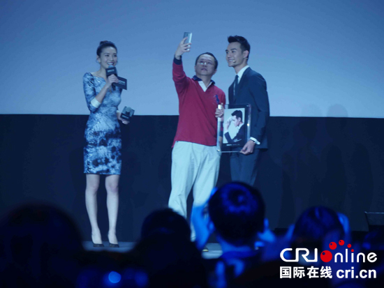 王凯高颜值力扛360手机发布会 周鸿祎拖后腿