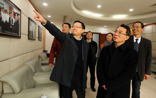 上海市委宣传部长董云虎（右二）一行在人民日报社上海分社考察工作