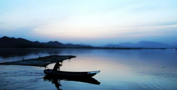 行唐孔雀湖暮景（图片来自网络）