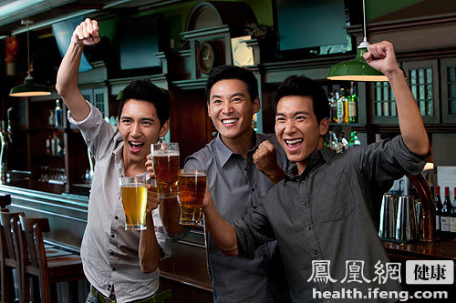 男人喝啤酒竟有八种好处|男人|啤酒_凤凰健康