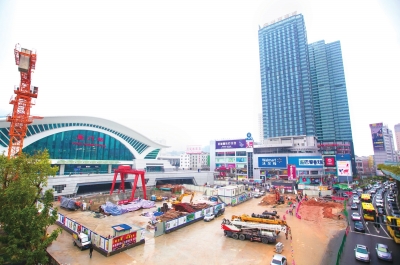 厦门加快基础设施的投资步伐，图为厦门火车站北站房建设正进入收尾阶段，预计春节前投用。本报记者　施辰静　摄
