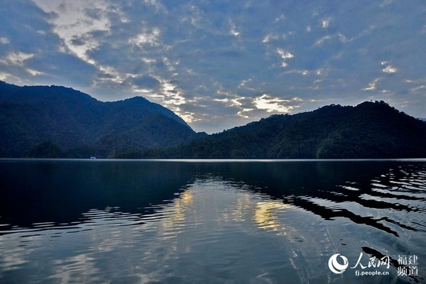 目送夕阳落去，浓云聚拢而来，平湖渐显宁谧。吴隆重 摄