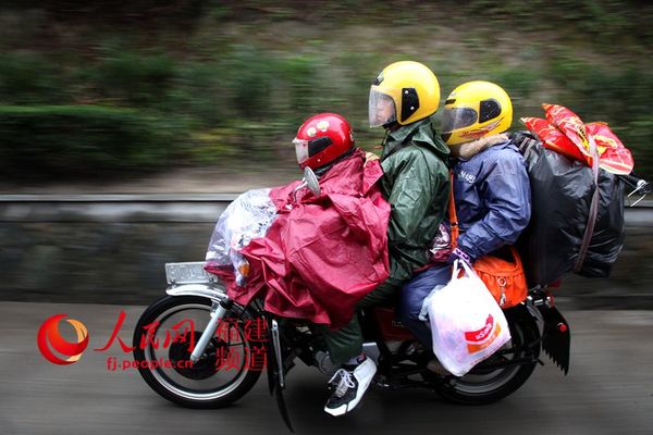 一家人带着满满的年货在回家的路上