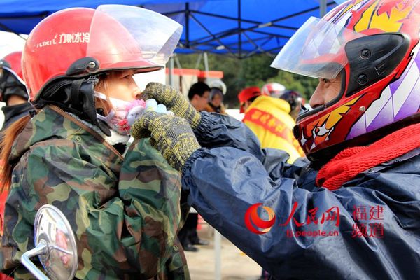 一对恩爱夫妻在途中互相整理行装