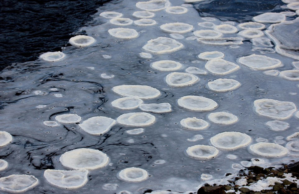 18日夜英国气温骤降至零下10摄氏度,在英国苏格兰高地的乌拉普尔河出现了只在北极和南极才有的 “冰雪薄饼”。(网页截图)