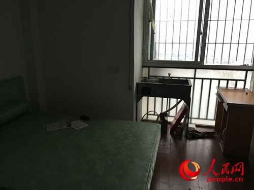 分租房飘窗位置被加了一个水槽。李挺摄