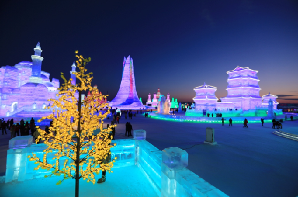 图为第十七届冰雪大世界园区内巧夺天工的冰雪景观。