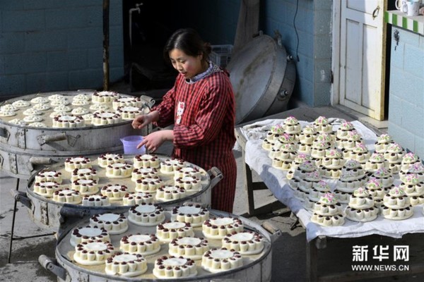 1月18日，在山东省聊城市阳谷县狮子楼街道北关村，村民王菲在制作花糕。